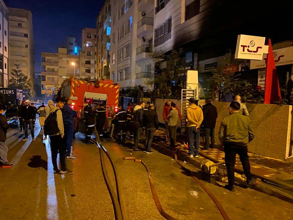 حريق مهول بشركة لبيع الحواسيب والأجهزة الإلكترونية يخلف خسائر مادية كبيرة (+فيديو)