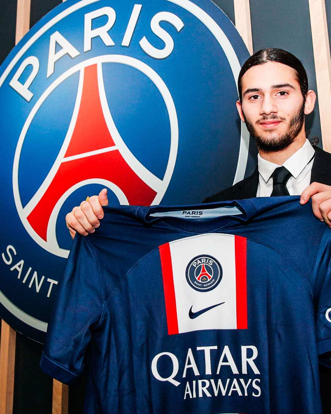 اللاعب المغربي إلياس حسني يُوقّع أول عقد احترافي له مع باريس سان جيرمان