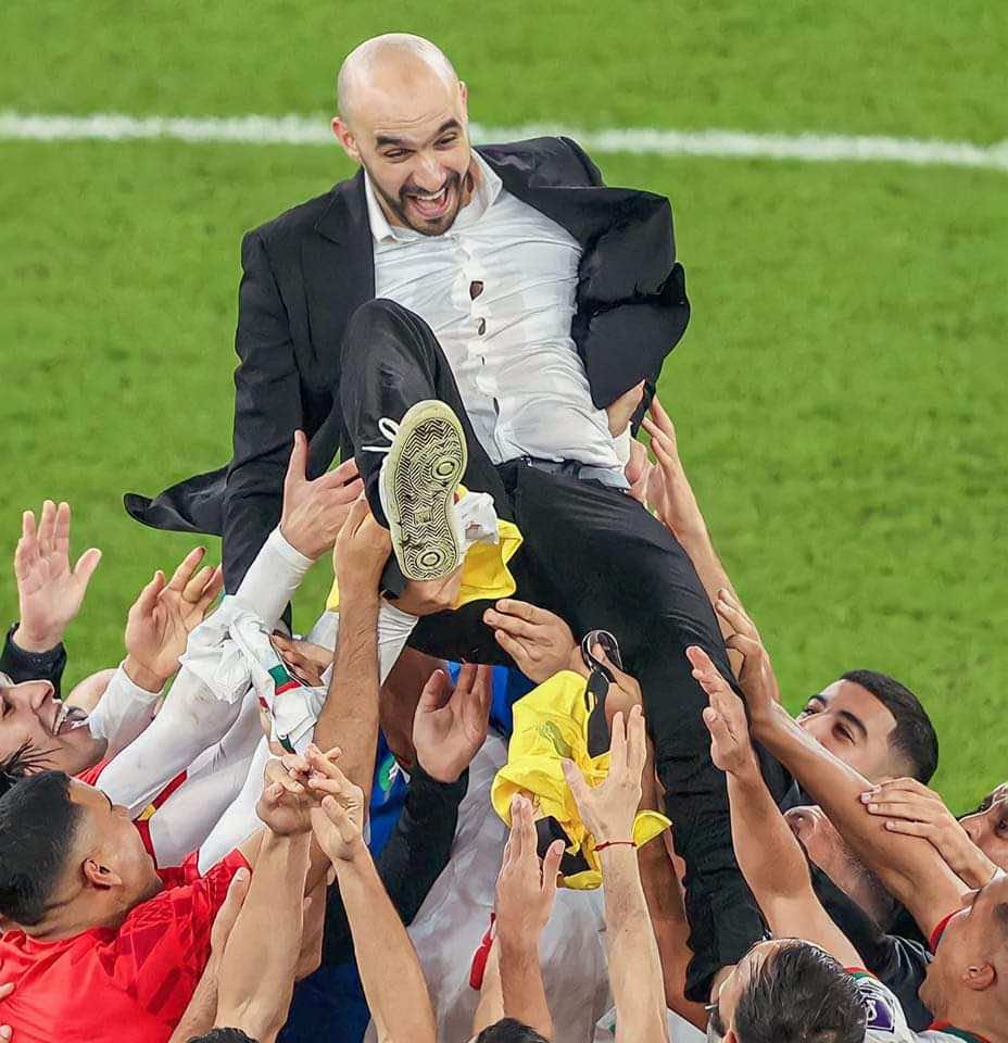 الركراكي يصبح أول مدرب محلي وعربي يقود منتخب بلاده للتأهل إلى الدور الثاني في المونديال