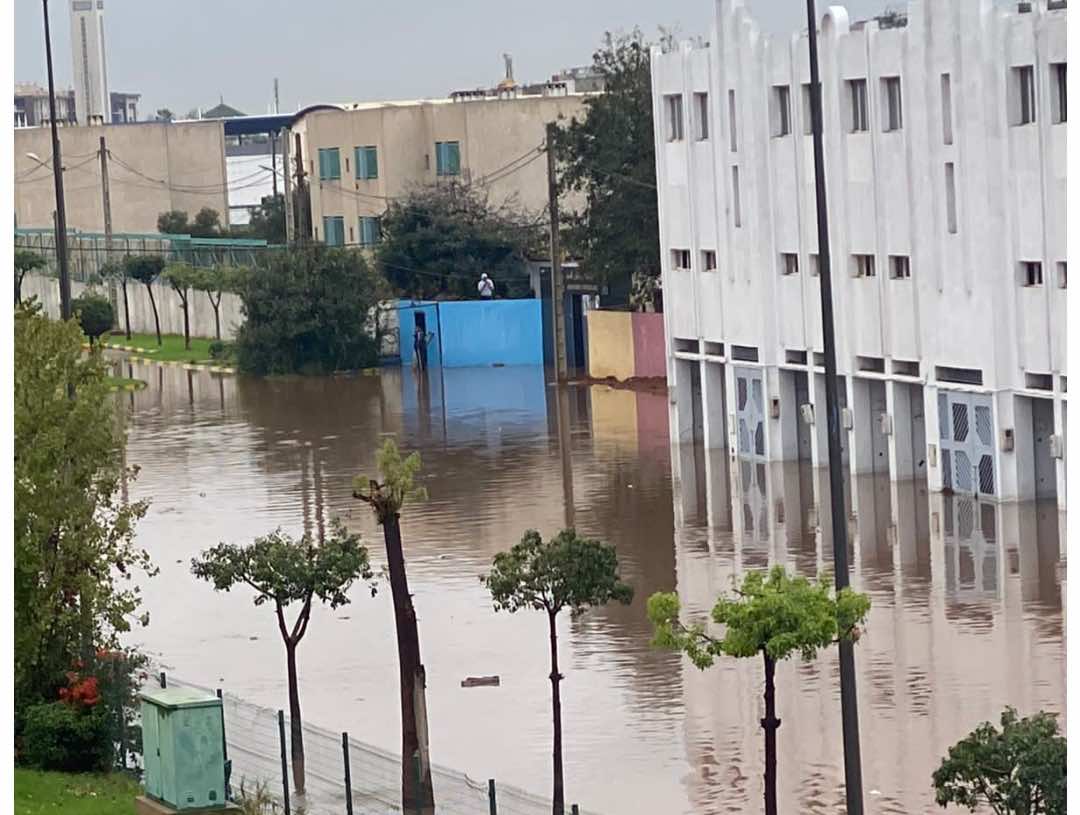 الفيضانات تغرق مدينة البيضاء بسبب غزارة التساقطات المطرية  (صور)