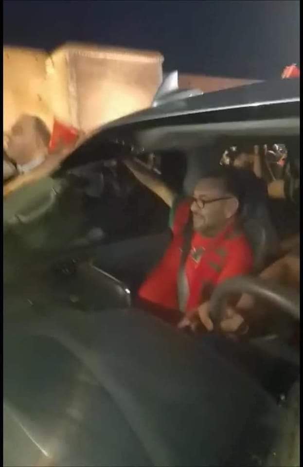 الملك يخرج مرتديا قميص المنتخب الوطني ليشارك المغاربة فرحة الفوز في شوارع الرباط  (فيديو)