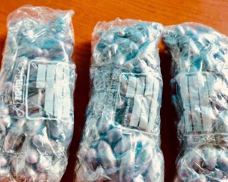 توقيف امرأة بمطار طنجة كانت تحمل حقيبة يد تحتوي على 3 كيلوغرامات من الحشيش