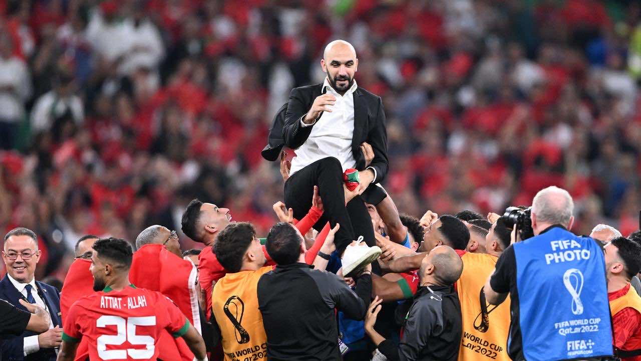 في ضاحية باريسية حيث وُلد... آمال بفوز الركراكي بكأس العالم وجدارية على برج تنتظره