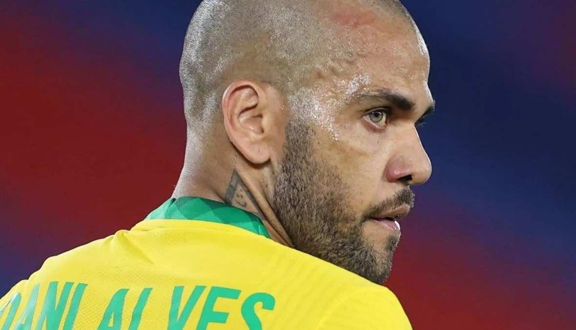 اعتقال داني ألفيس لاعب برشلونة السابق بعد مزاعم اعتداء جنسي