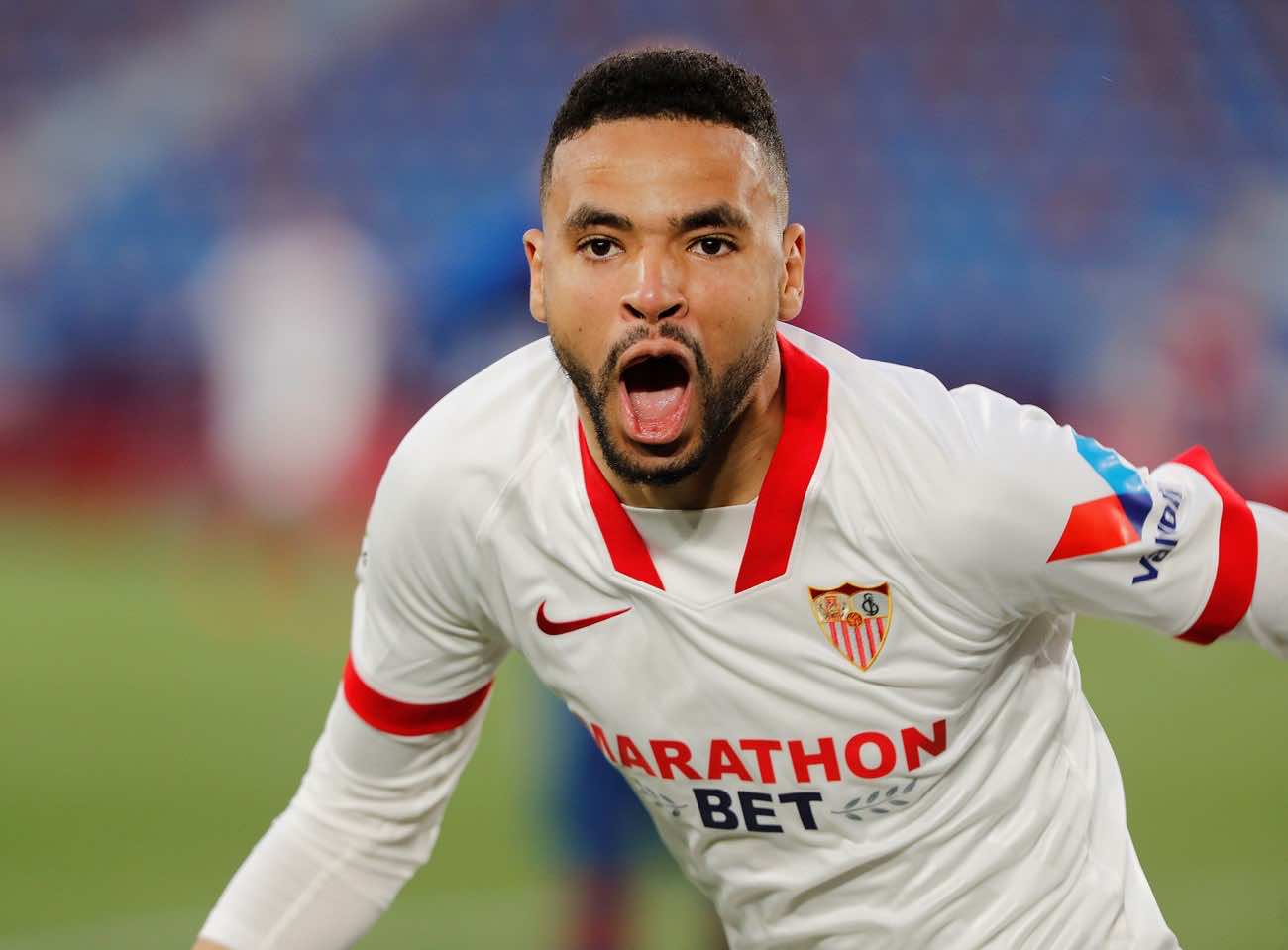 اللاعب النصيري يتسمك ببقائه مع نادي إشبيلية رغم تلقيه عروضا