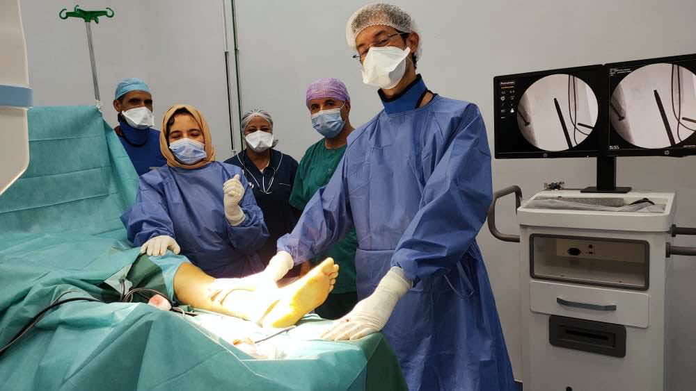 لأول مرة... عملية جراحية لزراعة مفصل اصطناعي للركبة بالمركز الاستشفائي تحناوت
