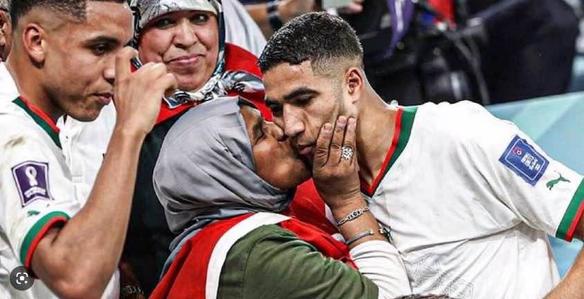 أشرف حكيمي يؤدي مناسك العمرة رفقة والدته وأخيه