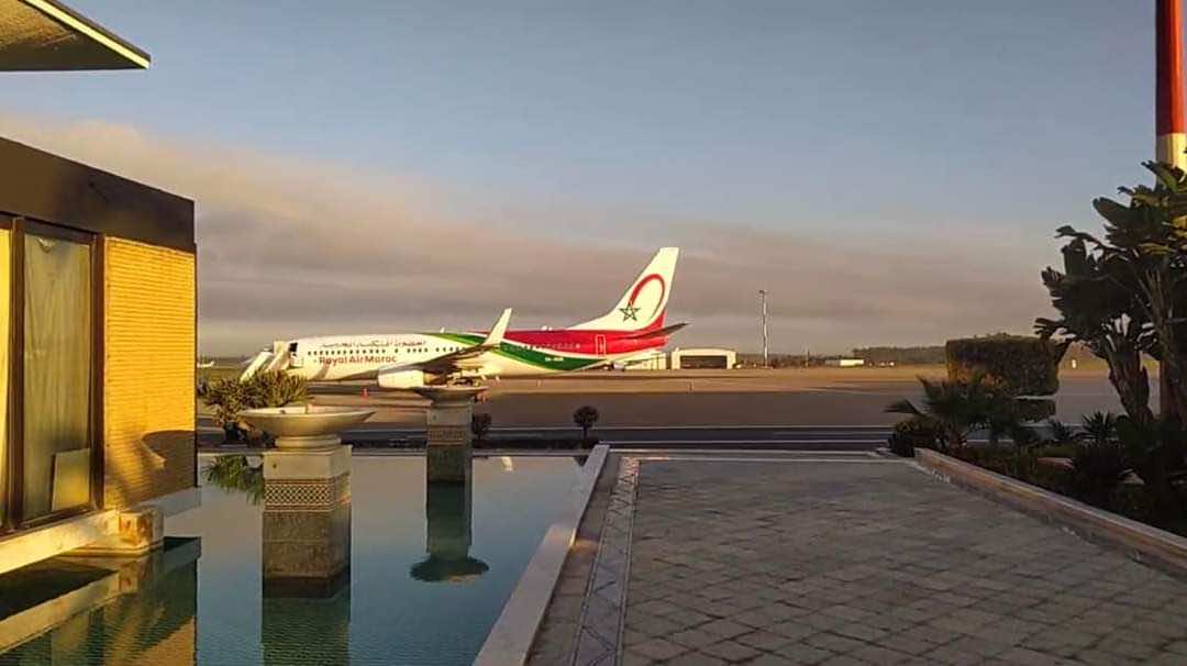 بعثة المنتخب المغربي تنتظر الترخيص في مطار الرباط سلا استعدادا للسفر إلى الجزائر (صورة)