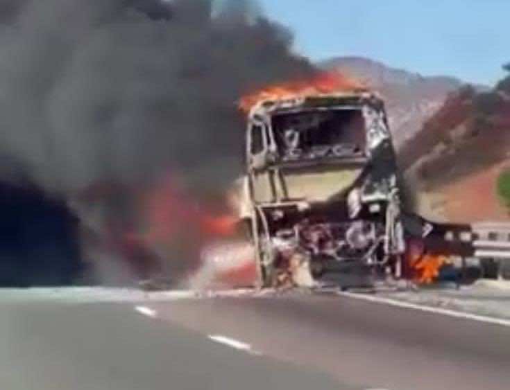 النيران تأتي على حافلة لنقل المسافرين في منعرجات الطريق السيار بأكادير