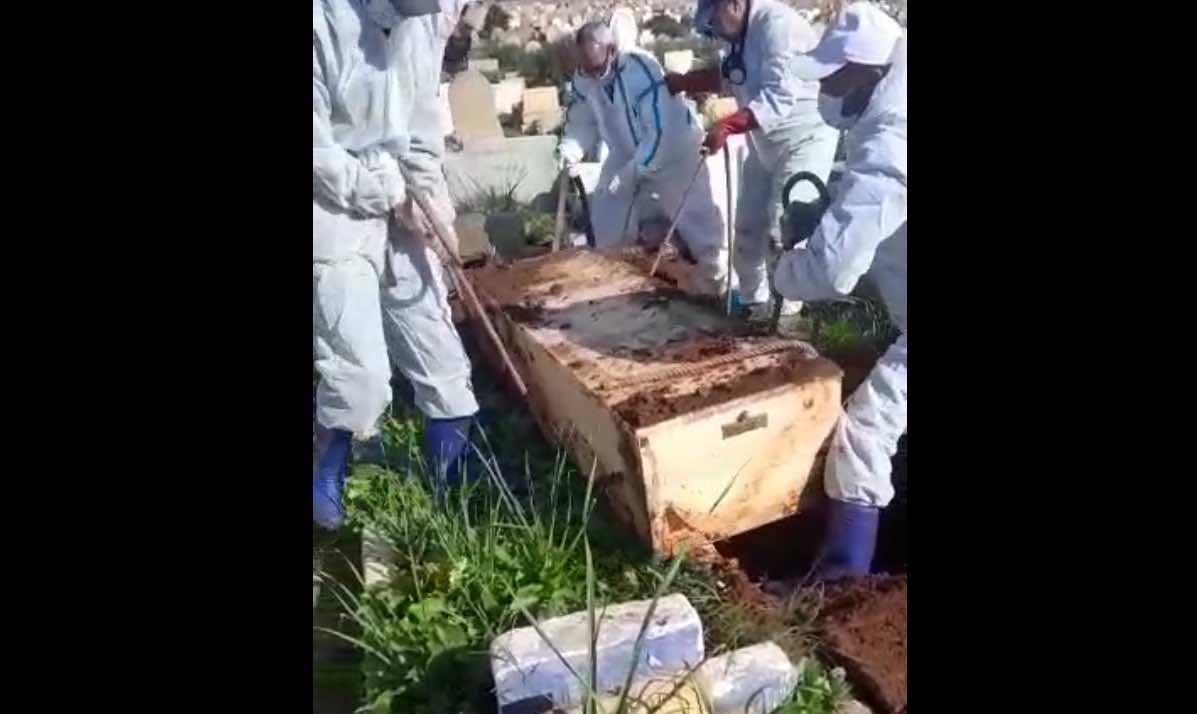 استخراج جثمان مواطن كرواتي دفن خطأ في مقبرة بسلا بعد دفنه منذ أسابيع