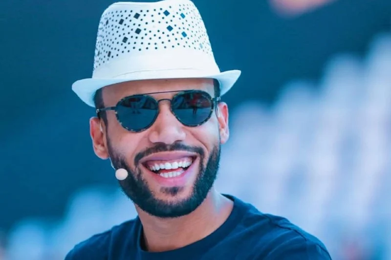 الفنان "طاليس" يقدم اعتذاره عن "إساءة" للنساء خلال حفل لتكريم المنتخب المغربي... لكنه سرعان ما سحبه!