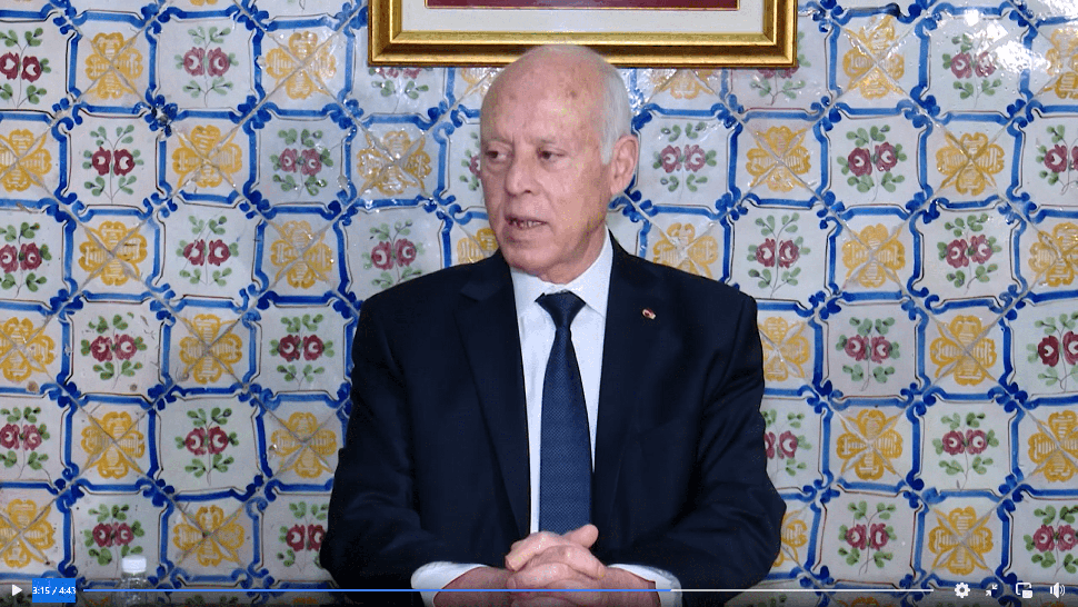 الرئيس التونسي يتحدى معارضيه بعد المشاركة الضعيفة في الانتخابات البرلمانية (فيديو)