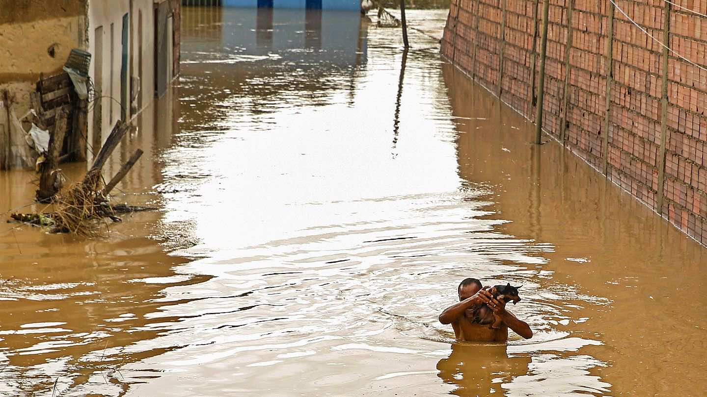 ارتفاع حصيلة الفيضانات في البرازيل إلى 65 قتيلا