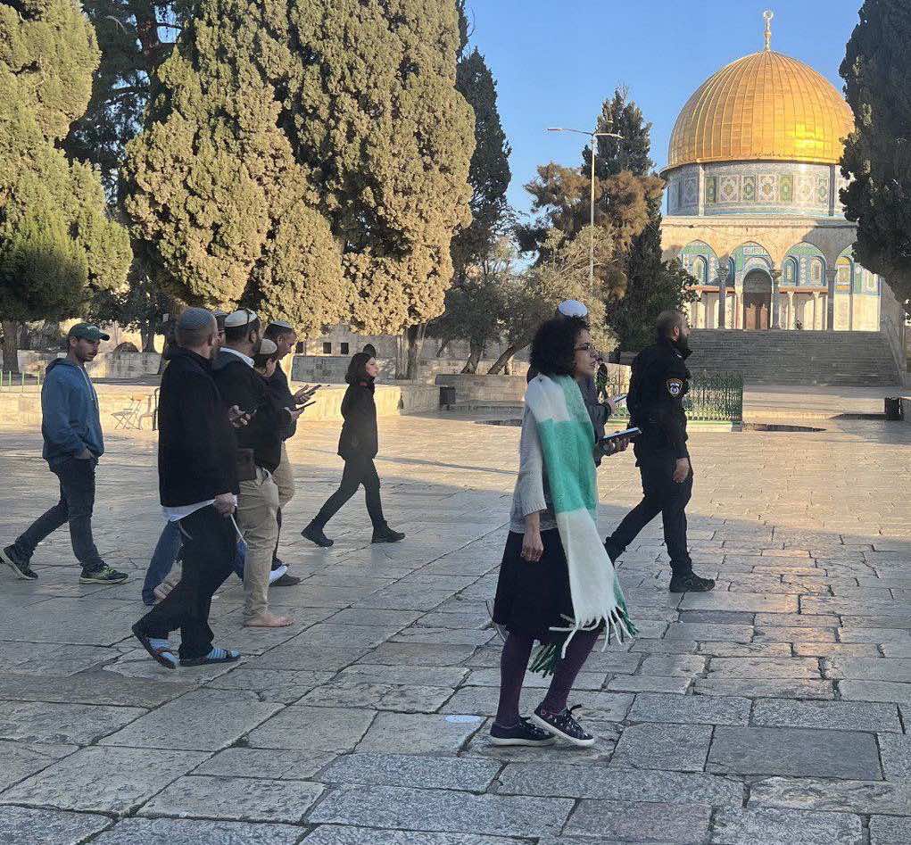 عشرات المستوطنين يقتحمون المسجد الأقصى بحماية من قوات الاحتلال