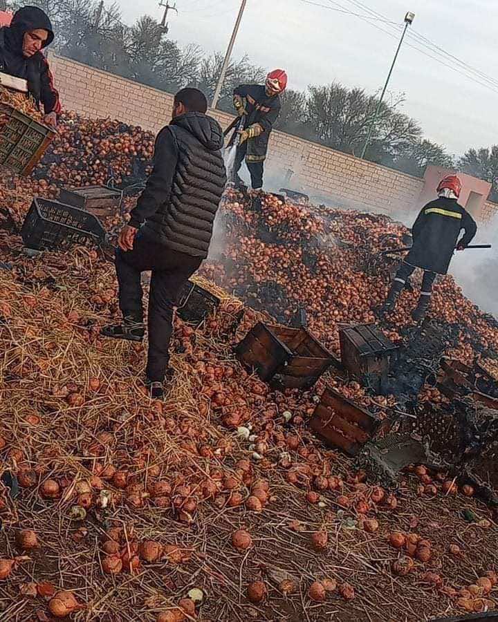 حريق يأتي على 40 طنا من البصل في سوق الجملة ببرشيد.. والنيابة العامة تفتح تحقيقا (صور)