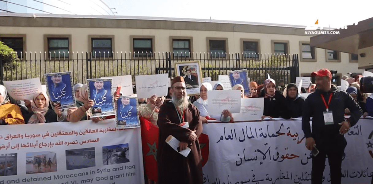 عائلات المحتجزين في سوريا والعراق تحتج أمام وزارة الخارجية مطالبة بترحيل ذويها إلى البلاد (+فيديو)