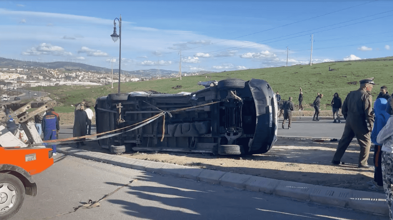 اصطدام بين عربتين لنقل العمال بطنجة يخلف إصابة 20 مستخدما بجروح (صور)
