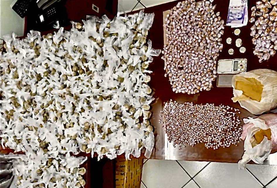 أمن طنجة ينهي نشاط ستيني من ذوي السوابق يروج المخدرات ومادة الكيف بحي "السواني" + صور +