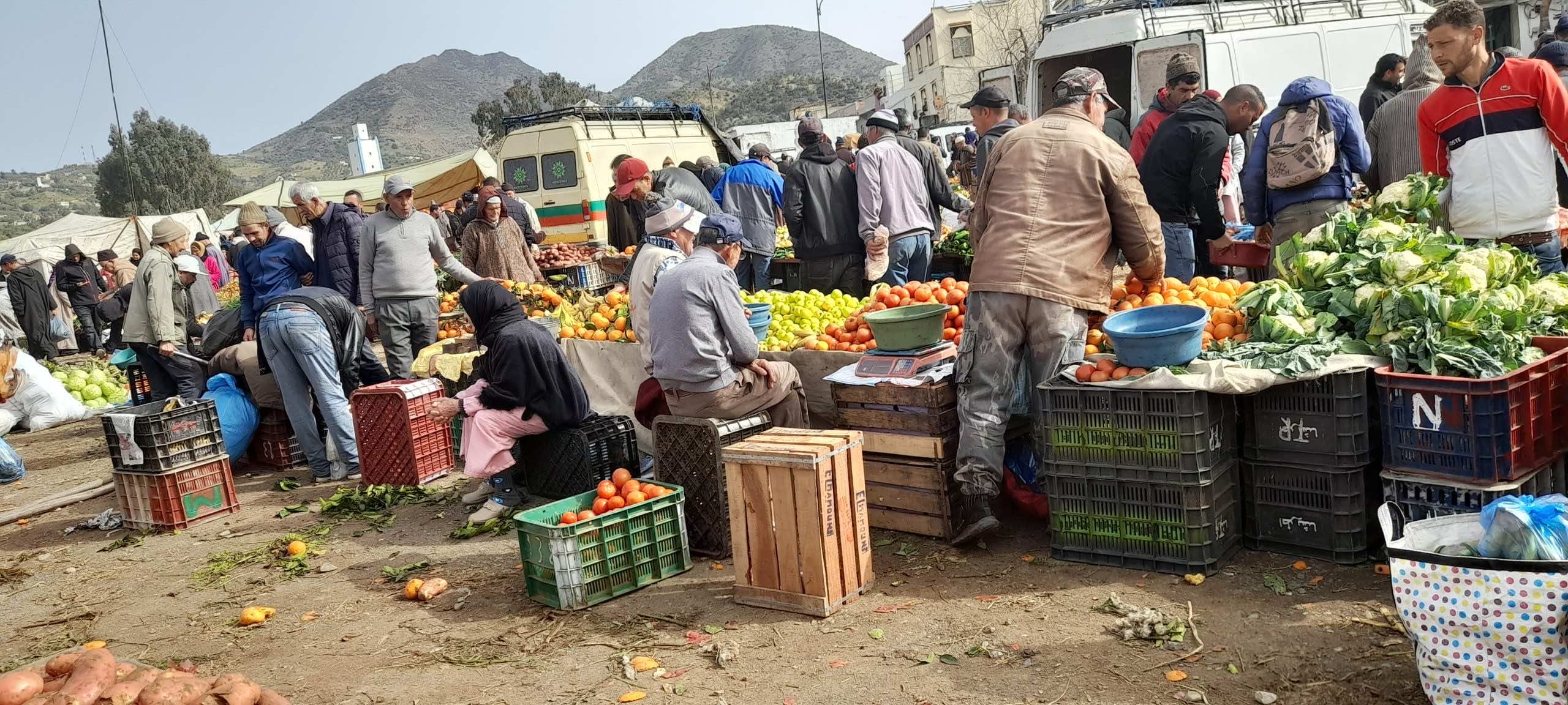 رغم تطمينات الحكومة... أسعار الخضر مرتفعة بأسواق تاونات وخضّار: "الرخا غير فالتلفاز "