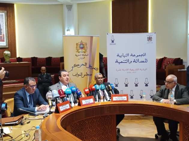 السنتيسي: الحكومة استفادت من ارتفاع أسعار المحروقات برفضها حذف ضريبة الاستهلاك