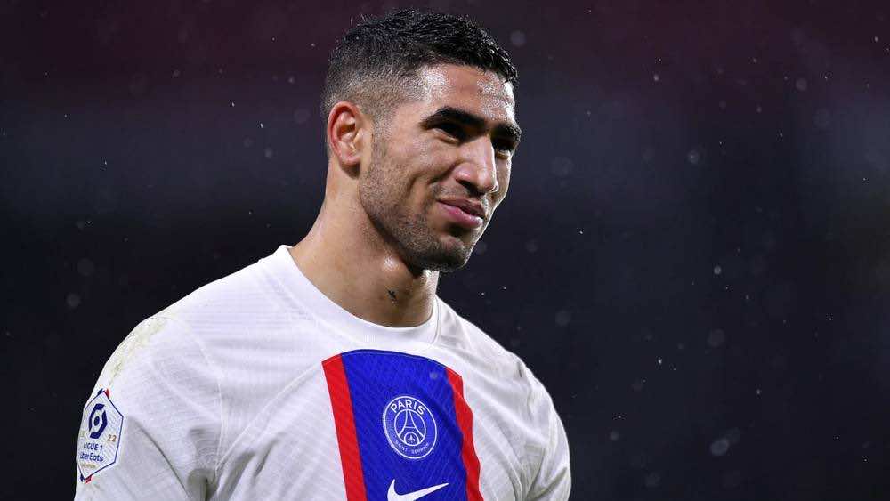 النجم المغربي حكيمي يغيب عن مباراة فريقه الباريسي في الدوري المحلي بداعي الإصابة