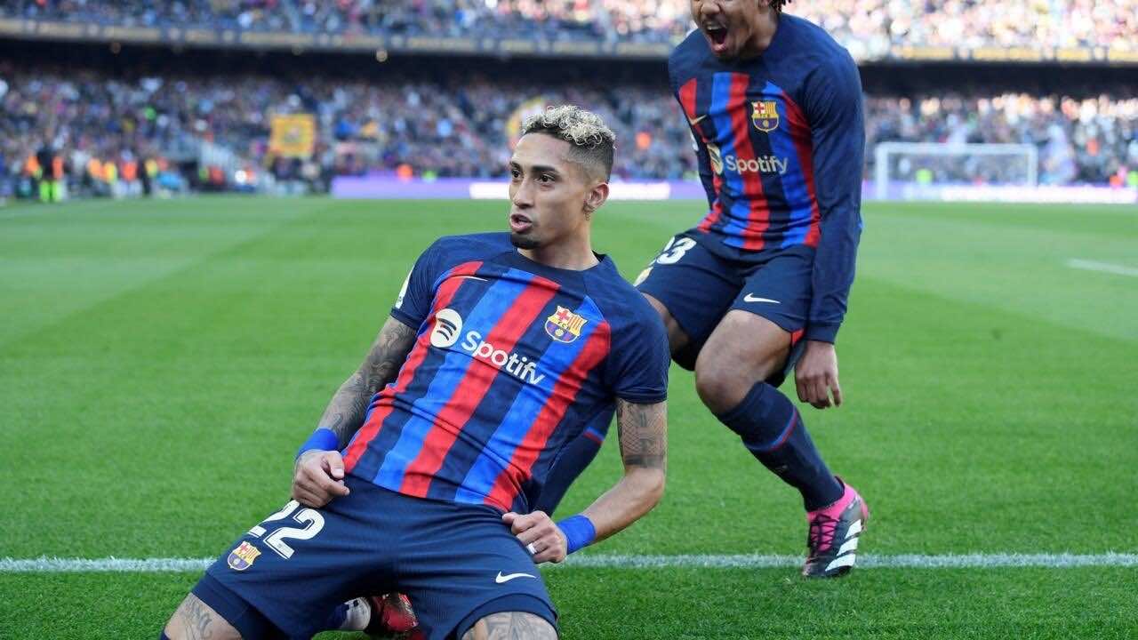 بطولة إسبانيا: برشلونة يعود الى الانتصارات بعشرة لاعبين ويعزز صدارته