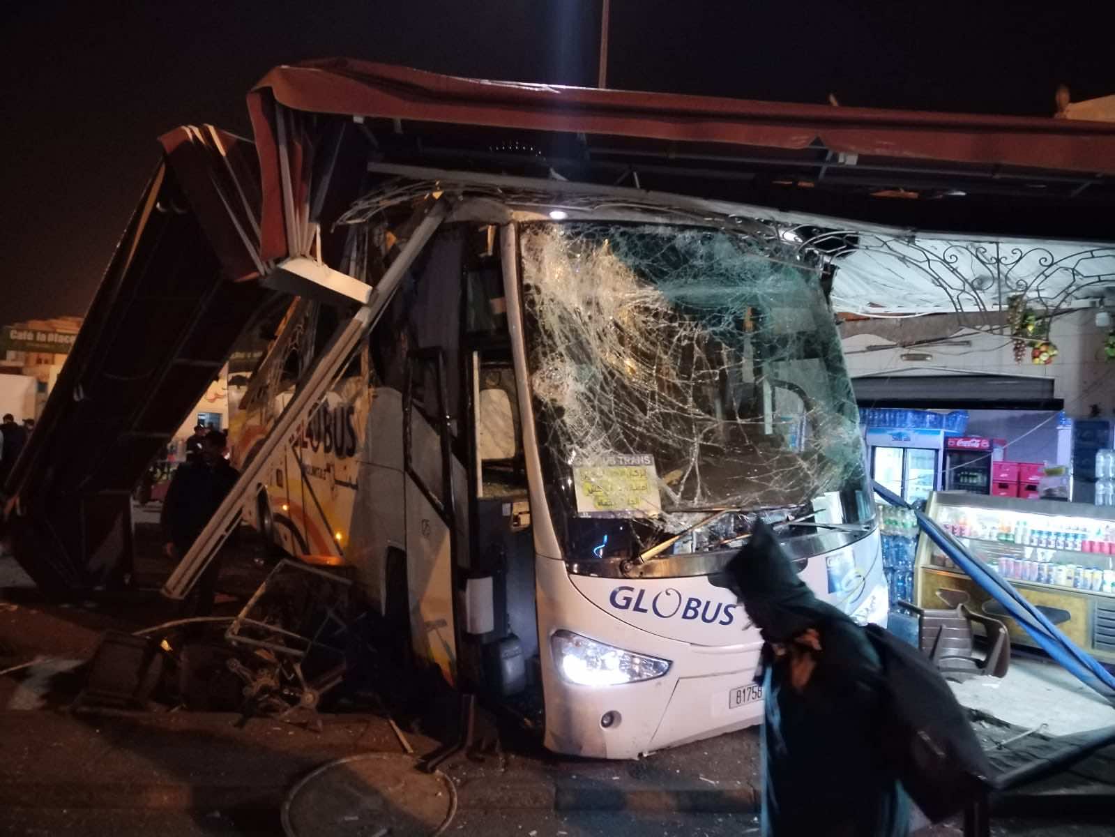 خسائر فادحة جراء فقدان سائق السيطرة على حافلة داخل محطة انزكان