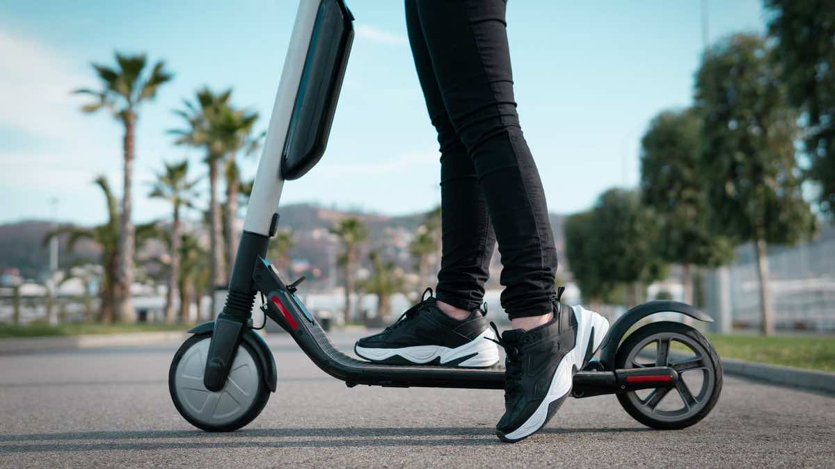 الحكومة بصدد فرض التأمين وترقيم على دراجات trottinette الكهربائية