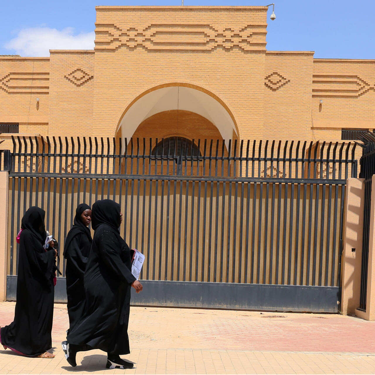 وفد إيراني في السعودية تمهيدا لإعادة فتح البعثات الدبلوماسية