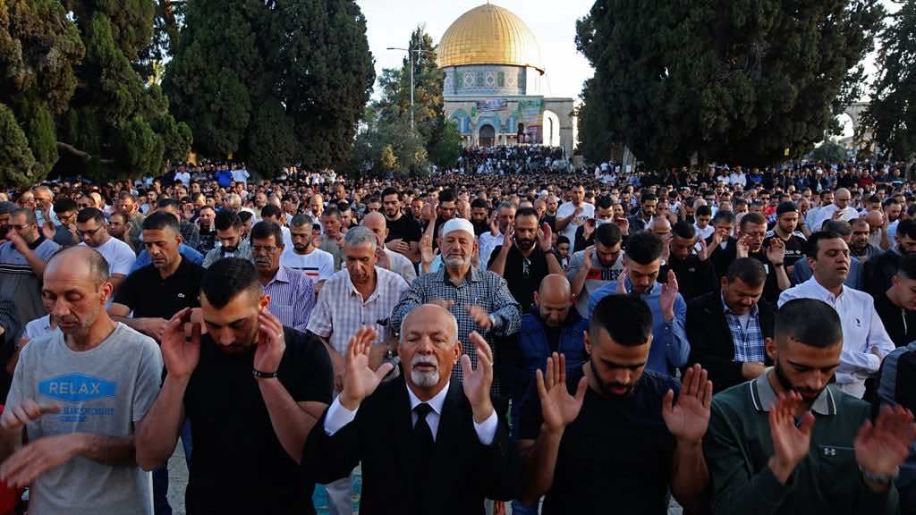 أكثر من 100 ألف فلسطيني يؤدون صلاة عيد الفطر في المسجد الأقصى