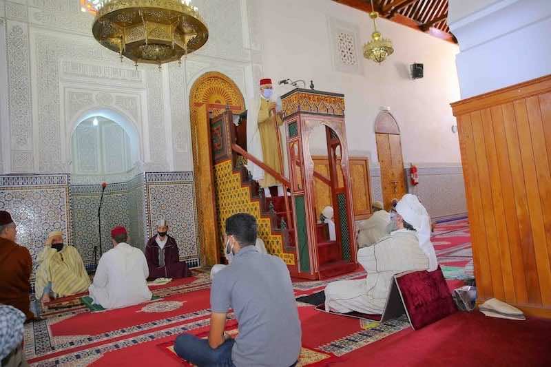 عون سلطة يوبخ فقيها ويوقفه عن إكمال درس حول حقوق المرأة داخل مسجد نواحي سيدي إفني