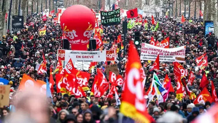 Image:إصلاح نظام التقاعد وراء تقهقر فرنسا في التصنيف الائتماني (وكالة فيتش)