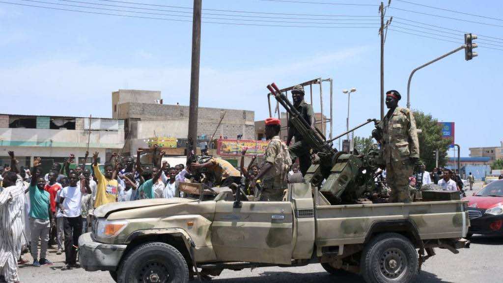 تواصل القتال في السودان بعد سقوط عشرات القتلى وفتح ممرات إنسانية لفترة وجيزة