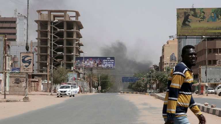 استمرار المعارك لليوم الرابع في السودان رغم النداءات الدولية لوقف العنف