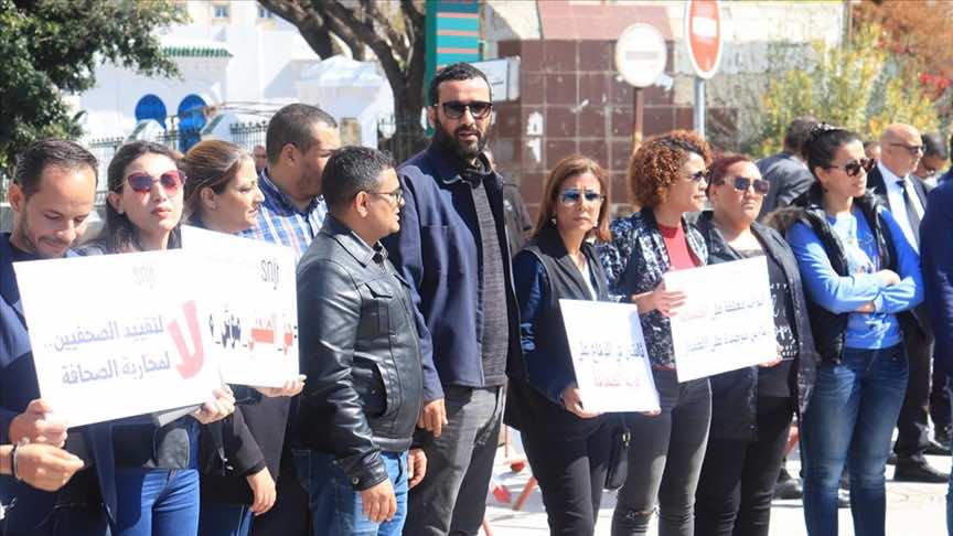 الصحافيون في تونس يحتجون على منعهم من تغطية جلسة برلمانية