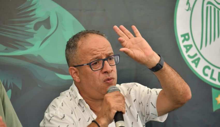 رئيس الرجاء البيضاوي يودع منصبه باكيا جراء "شتم والدته".. لكنه يتخلى أيضا عن أمواله لدى النادي