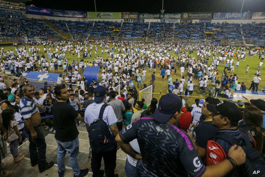 السلفادور ينهي دوري كرة القدم قبل أوانه بعد حادثة التدافع الدموية