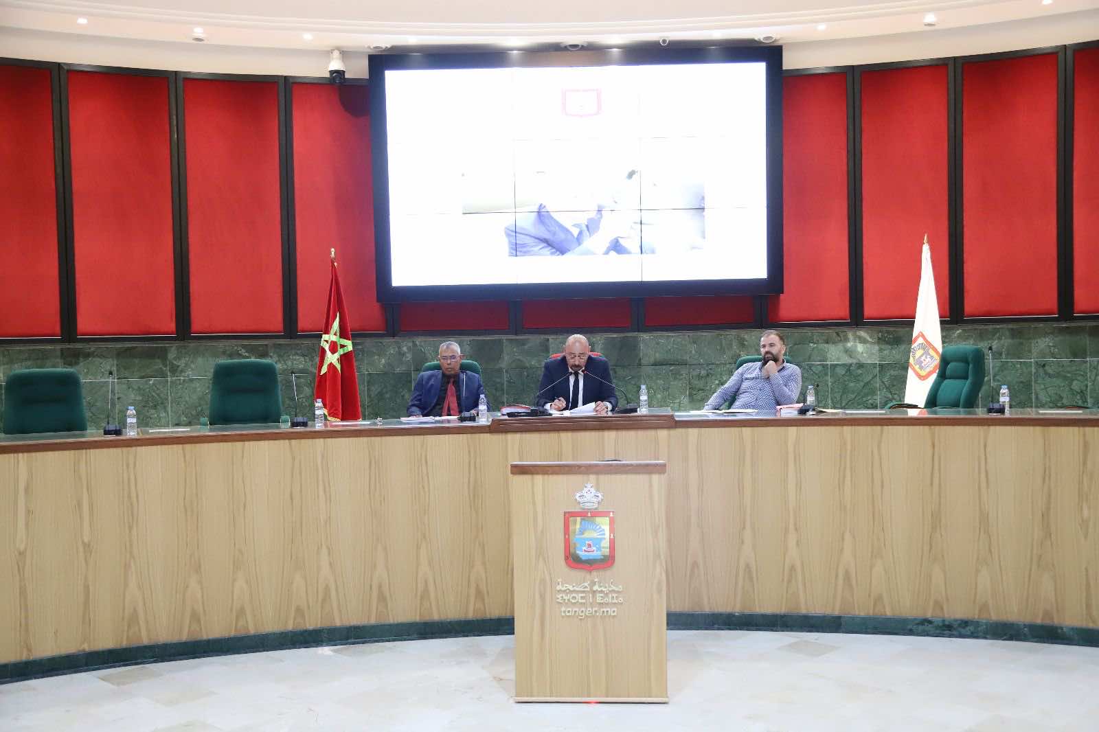 مجلس طنجة يوافق على مشاريع بينها اقتناء عقارات لإنشاء خزانات مياه وإحداث مجزرة جماعية وسوق للماشية