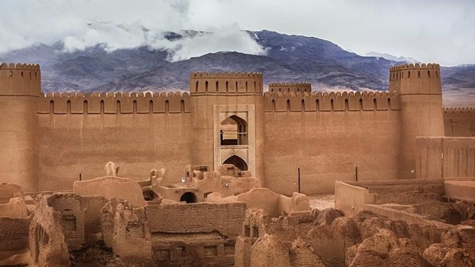 إيران تسعى إلى بيع مآثرها التاريخية وسط انتقادات مثقفين