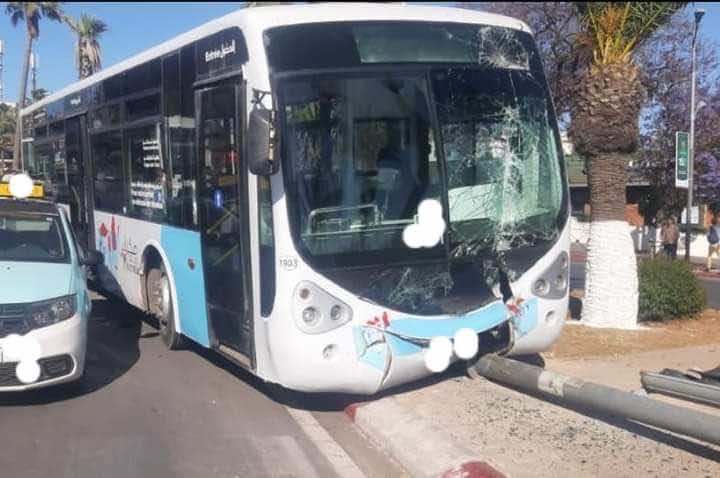 حافلة تصطدم مجددا بلوحة إشهارية وسط مكناس كانت هدفا لحادث مماثل قبل شهرين