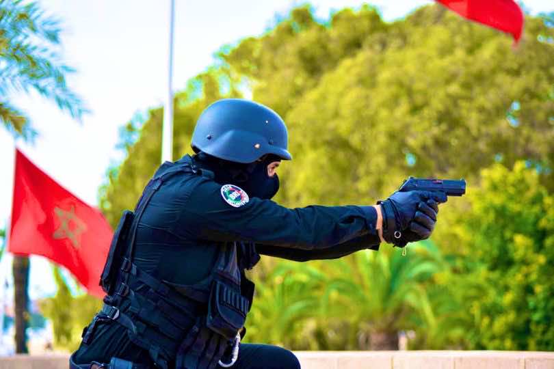 شرطي يشهر سلاحه دفعا لخطر أشخاص هجموا على مسكن بحي "الوحدة" في مدينة السمارة