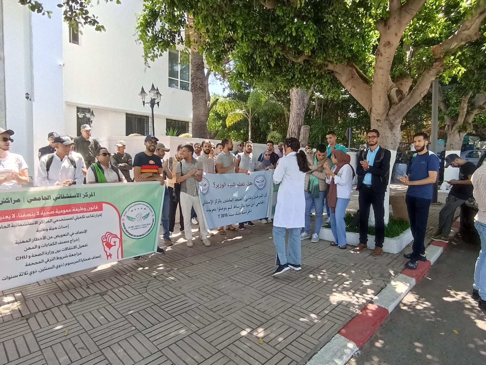 الممرضون في احتجاجات قبالة وزارة الصحة بحثا عن "تحسين الوضعية المهنية" (+فيديو)