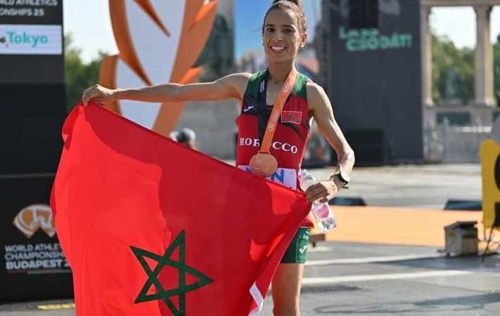 الملك يهنئ العداءة فاطمة الزهراء كردادي لإحرازها ميدالية برونزية في سباق الماراتون