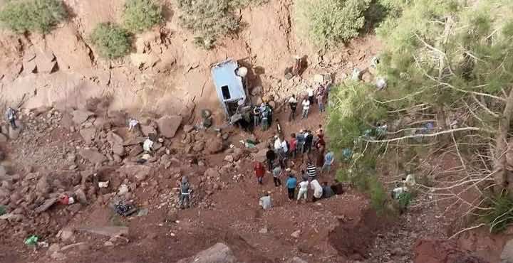 فاجعة في دمنات.. مصرع 20 شخصا إثر انقلاب سيارة نقل جماعي من منحدر جبلي (صور)