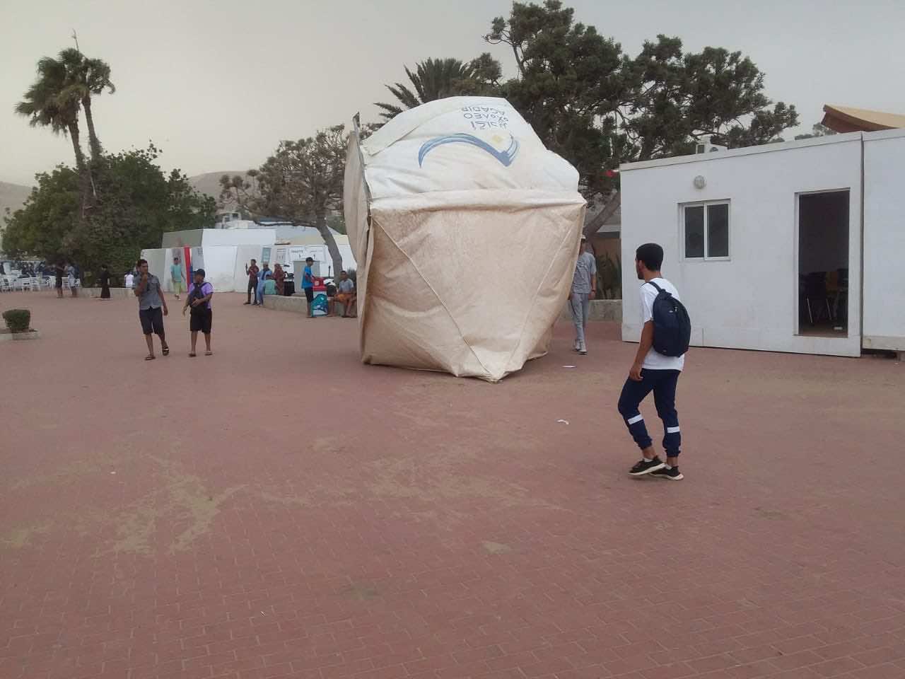 عاصفة رملـية ترعب المصطافين في شاطـئ أكادير (صور)