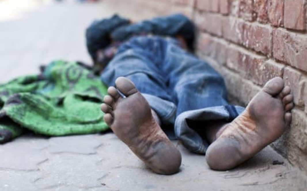 حقوقيون يطالبون بتدخل السلطات لإنقاذ متشردين في حالة لا إنسانية بسواحل المتوسط