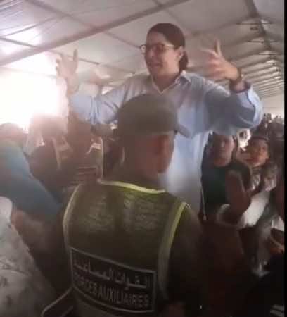 الوزيرة المنصوري تزور خيمة لإيواء المتضررين من الزلزال وتطالبهم بالصبر “احتراما للأموات” (فيديو)