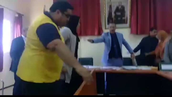 مستشارة تقلب الطاولة على رئيسها خلال اجتماع بجماعة في تزنيت (+فيديو)
