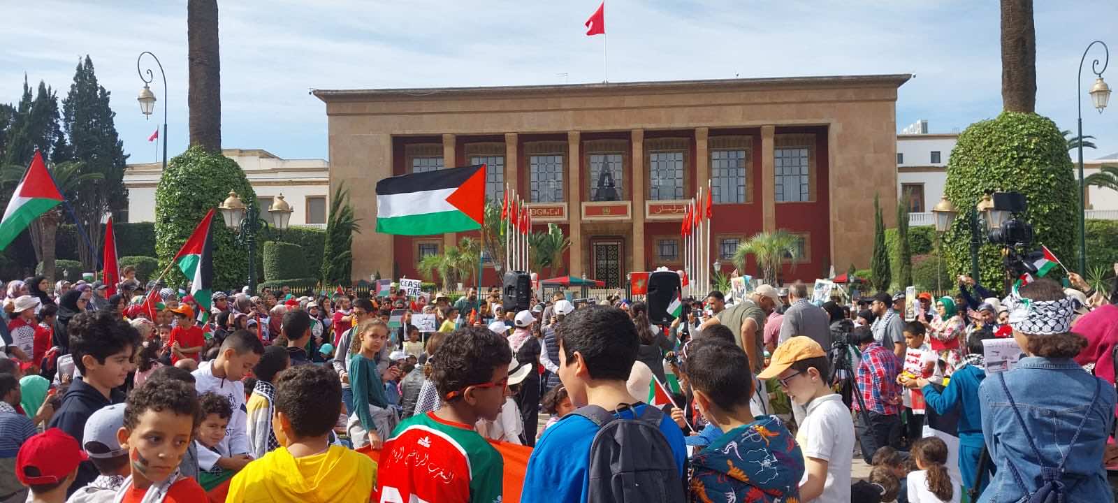 مئات الأطفال رفقة أسرهم في وقفة تضامنية مع فلسطين بالرباط
