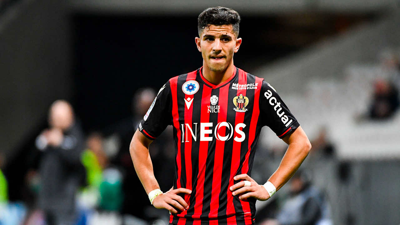 إيقاف لاعب نيس الدولي الجزائري يوسف عطال سبع مباريات بسبب دعمه للقضية الفلسطينية